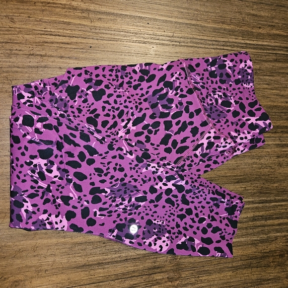 Lululemon Base Pace High Rise Tight in Cheetah Camo Magenta Size 10 - Picture 2 of 11